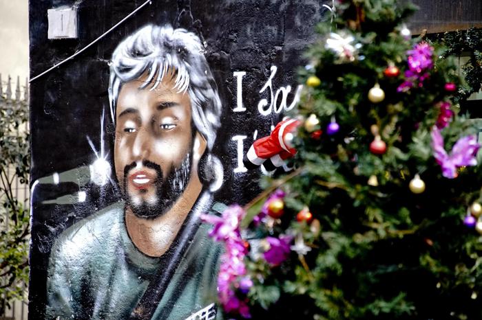 Fiori e flash mob, incontri e  concerti a Napoli per ricordare  Pino Daniele a due anni dalla improvvisa scomparsa nella notte del 4 gennaio 2015. Sono molti gli appuntamenti per i fan, a partire da oggi, con il ritorno della chitarra Paradise, un copia di quella celebre usata dall'artista, sulla facciata dell'edificio di Santa Maria La Nova, nei vicoli del centro storico dove è cresciuto Pino Daniele, posta proprio all'angolo della via a lui intitolata, 4 gennaio 2017.
ANSA /CIRO FUSCO