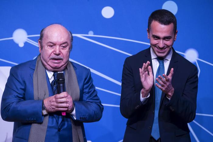 Il ministro del Lavoro dello Sviluppo economico e vicepremier Luigi Di Maio (D) con Lino Banfi durante l'evento del M5s di presentazione del Reddito di Cittadinanza e di Quota 100, presso il Nazionale spazio eventi, Roma, 22 gennaio 2019. ANSA/ANGELO CARCONI