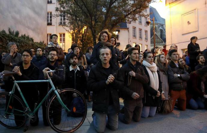 Notre-Dame, fedeli in preghiera sul Lungosenna