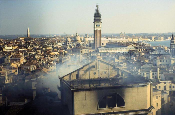 Una veduta del teatro La Fenice, a Venezia, subito dopo l' incendio del 29 Gennaio 1996.     ARCHIVIO / ANSA