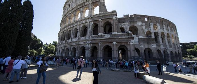 Turisti davanti al Colosseo a Roma, 16 maggio 2017.
ANSA/MASSIMO PERCOSSI