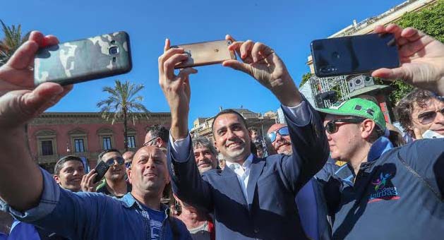 Il vice premier Luigi Di Maio alla partenza della 103/a edizione della Targa Florio a Palermo,10 maggio 2019.
ANSA / IGOR PETYX