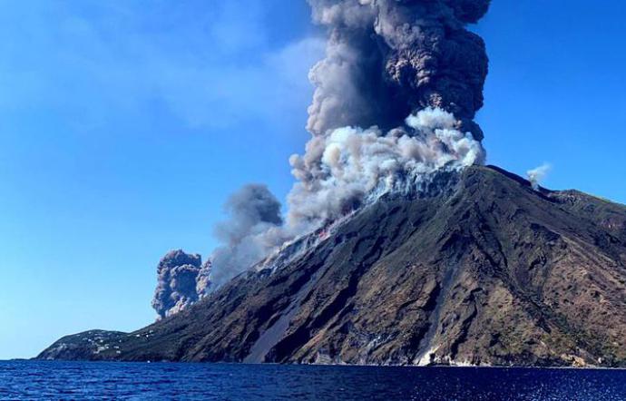 Stromboli, scatta allerta gialla: vulcano resta “sorvegliato speciale”