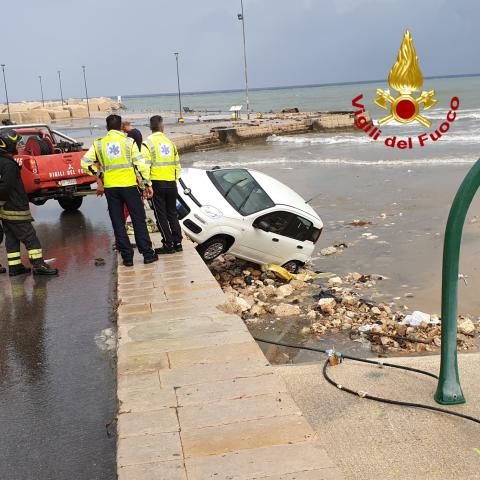 Strade, case e litorali allagati: la pioggia dopo il fuoco in Sicilia