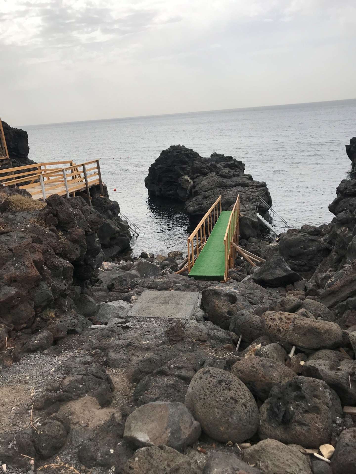 Acquascivoli e passerelle abusivi: alla Plaia e ad Aci Castello scattano sequestri