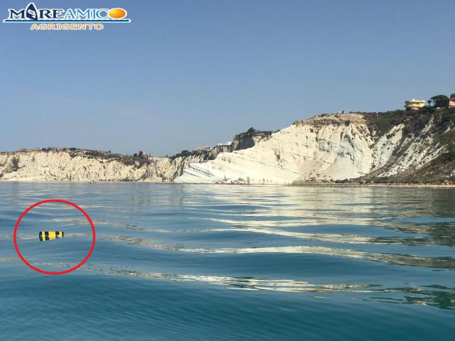 Scala dei Turchi, rischio disastro ambientale per i fusti di olio esausto abbandonati in mare