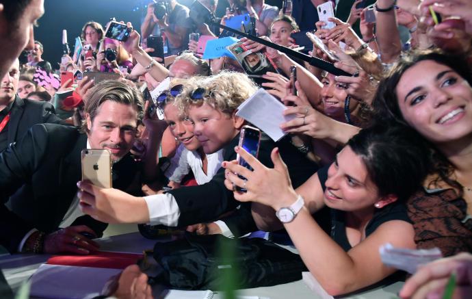 Delirio per Brad Pitt sul red carpet a Venezia