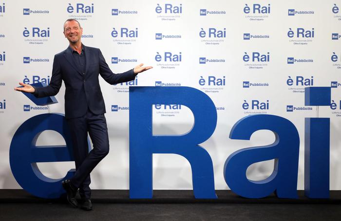 Amadeus  posa durante il photocall organizzato a margine  della presentazione dell'offerta autunnale 2019 della Rai. Milano 9 Luglio 2019.
ANSA / MATTEO BAZZI