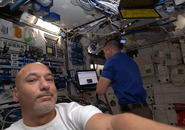 Selfie di Astroluca dalla Stazione spaziale internazionale