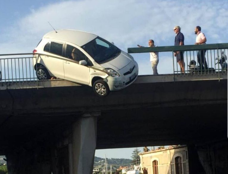 Catania, auto in bilico sul cavalcavia di Ognina: momenti di terrore a bordo