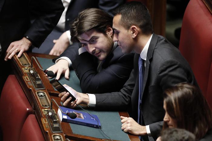 Luigi Di Maio (D) con Stefano Buffagni durante la votazione del presidente della Camera, in una immagine del 23 marzo 2018. ANSA/RICCARDO ANTIMIANI