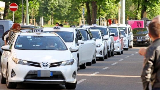 Tassista abusivo scappa con turisti a bordo