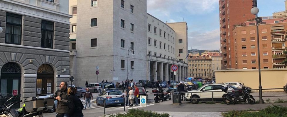 Dramma in Questura a Trieste. Rapinatori tentano la fuga e uccidono due agenti