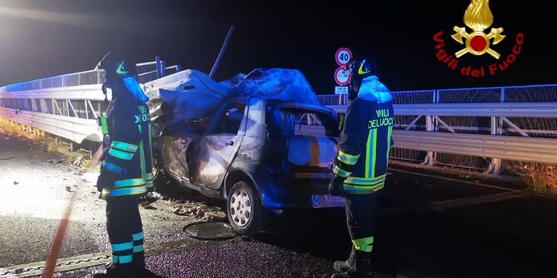 Catania, muore nell’auto in fiamme