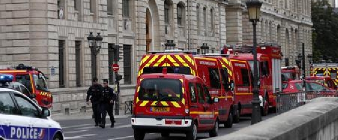 epa07891665 French police and security forces establish a security perimeter near Paris police headquarters after a man has been killed after attacking officers with a knife in Paris, France, 03 October 2019. According to reports, at least two people are dead, five injured.  EPA/IAN LANGSDON