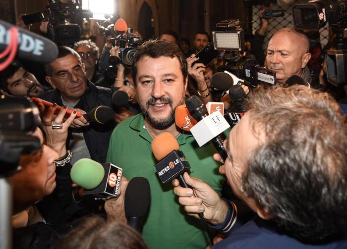 Il leader della Lega Matteo Salvini parla con i giornalisti a Perugia dopo i primi exit poll, 27 ottobre 2019. ANSA/CROCCHIONI