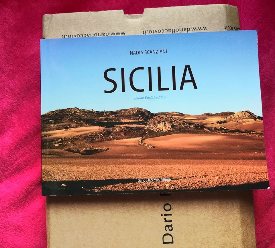 Attesa per la presentazione del volume “Sicilia” di Nadia Scanziani