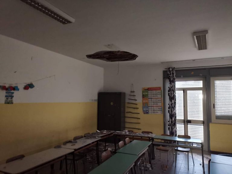 Crolla soffitto in aula nella notte. “Non c’era alcuna criticità evidente”