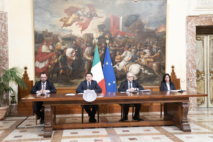 (L-R) Italian Minister of Economic Development Stefano Patuanelli, Italian Prime Minister Giuseppe Conte, Italian Economy Minister Roberto Gualtieri and Italian Minister of Education, Lucia Azzolina, attend a press conference at the end of a Cabinet at Chigi Palace in Rome, Italy, 06 April 2020.
ANSA/CHIGI PALACE PRESS OFFICE/FILIPPO ATTILI
+++ ANSA PROVIDES ACCESS TO THIS HANDOUT PHOTO TO BE USED SOLELY TO ILLUSTRATE NEWS REPORTING OR COMMENTARY ON THE FACTS OR EVENTS DEPICTED IN THIS IMAGE; NO ARCHIVING; NO LICENSING +++