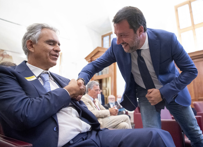 Il leader della Lega, Matteo Salvini, saluta Andrea Bocelli, al convegno sul coronavirus organizzato da Sgarbi e Siri a Roma, 27 luglio 2020.   MAURIZIO BRAMBATTI/ANSA