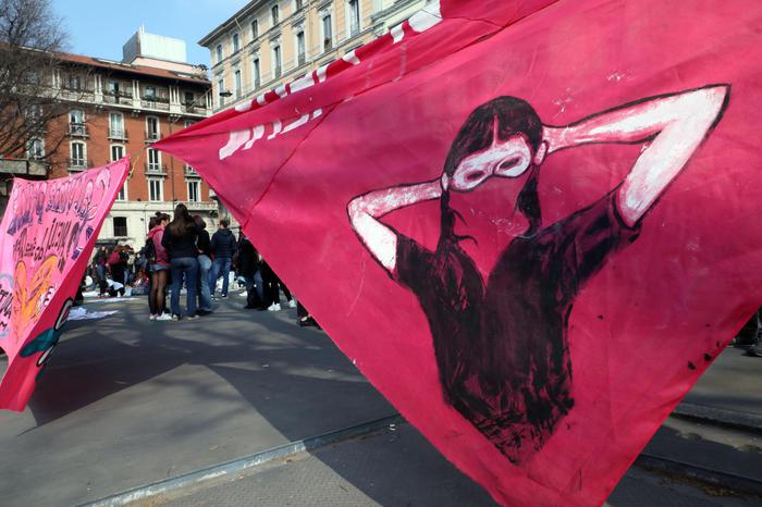 Il presidio organizzato in piazza Oberdan a Milano da #Non una di meno in occasione della festa della donna, Milano, 8 marzo 2019.
ANSA / MATTEO BAZZI