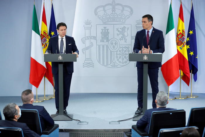 epa08534338 Spanish Prime Minister Pedro Sanchez (R) and his Italian counterpart Giuseppe Conte (L) address a joint press conference following their meeting, at La Moncloa Palace, in Madrid, Spain, 08 July 2020. Conte is in Madrid to meet with Sanchez to strengthen an alliance ahead of a EU summit running on 17 and 18 July that will debate on funds to help member states recover from the economic impact of the ongoing coronavirus disease (COVID-19) pandemic.  EPA/CHEMA MOYA