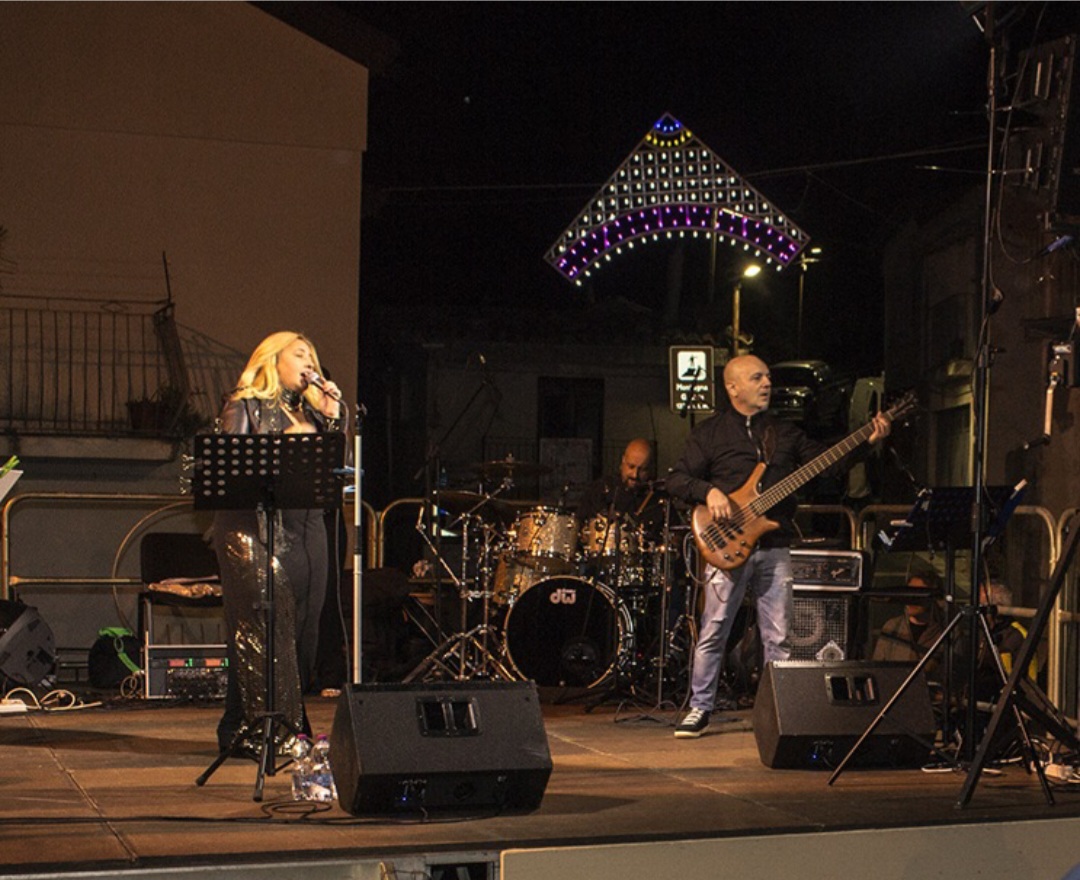 Con la cantante Angela Di Mauro si balla e si canta alla XX edizione della Festa della Noce